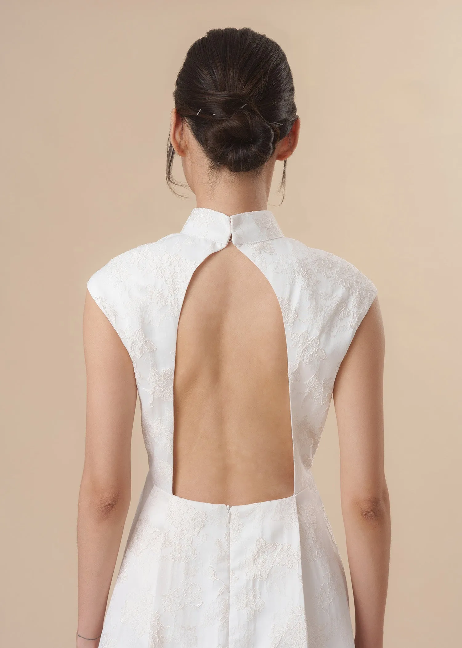 Extended Sleeves Open Back Jacquard A-line Qipao (White)